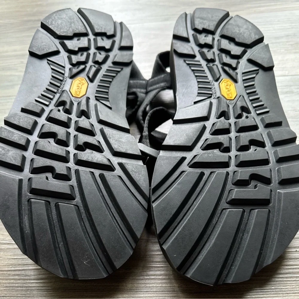 Like-new! Chaco Sandals